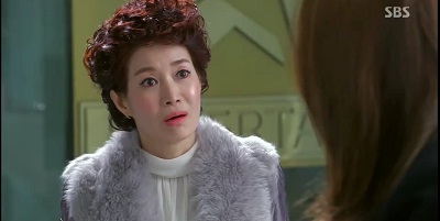 Gambar adegan Yang Mi-yeon, ibu Cheon Song-yi yang matre